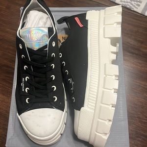 Womens 9.5

Palladium 

Revolt lo tx

New with manufacturer flaw